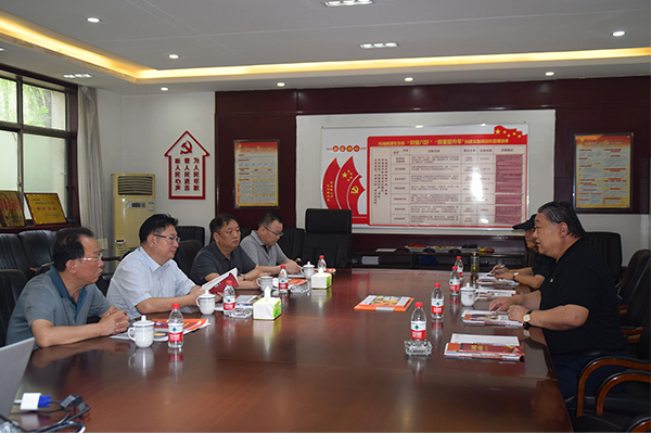 臨汾市市場監(jiān)督管理局局長、非公企業(yè)黨委書記張東紅<br>在科海集團調研非公黨建工作